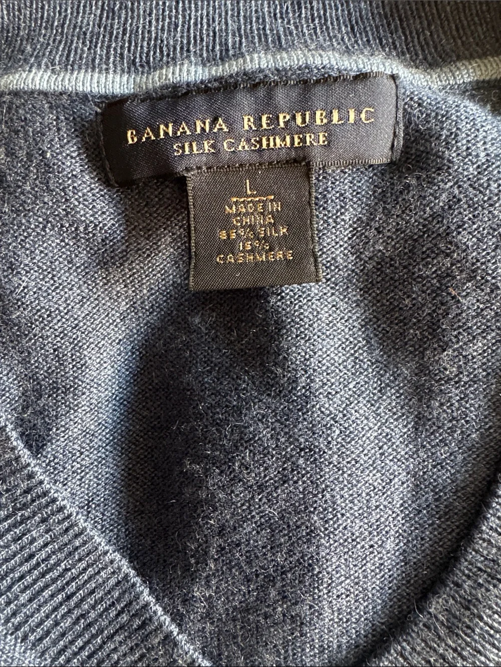 Banana Republic Men’s V-Neck Cashmere-Sweater